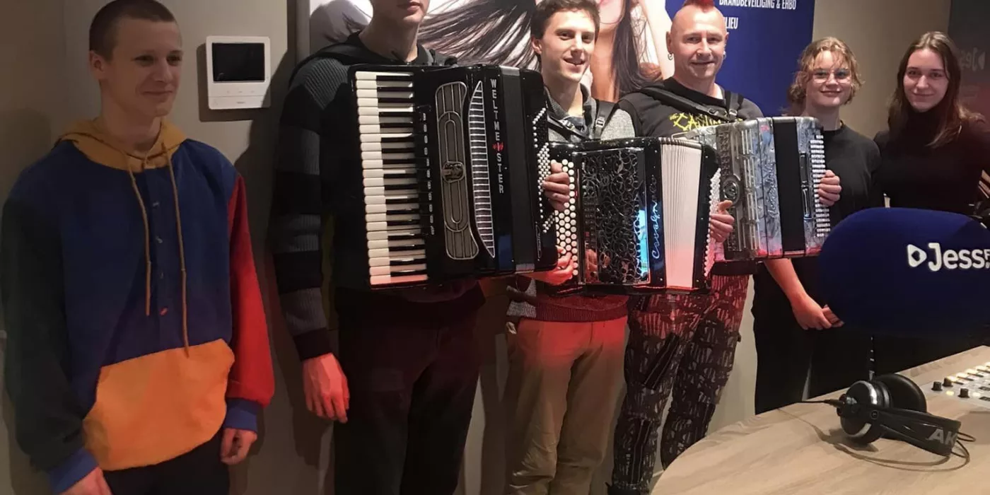 Accordeonisten boven in De Academie (aflevering november)