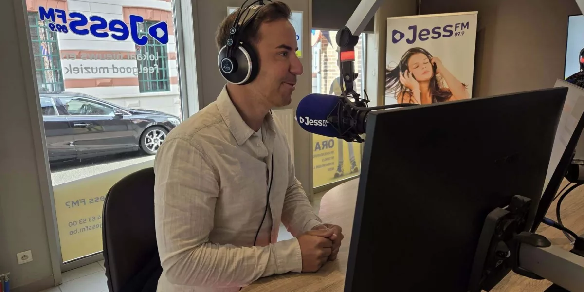 Zanger Jeroen te gast in De Wonderjaren