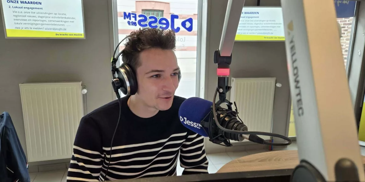 Zanger Julian Thomas te gast in De Wonderjaren