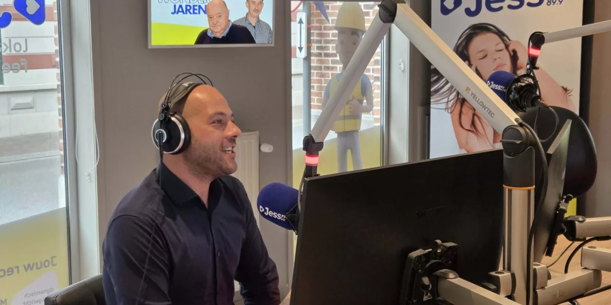 Zanger Mike Dhélano te gast in De Wonderjaren