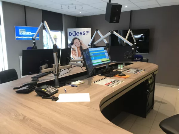 Oud-Menenaar Werner luistert in Koksijde naar Jess FM