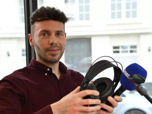 Medhi gaf voor het eerst in 3 jaar live optreden in glazen huis