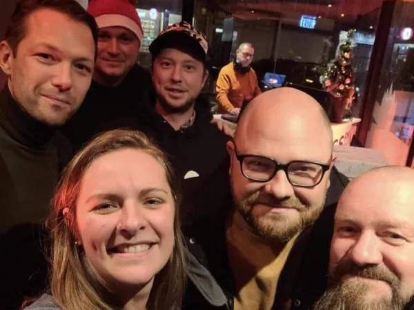 Grensrock verkocht sokken t.v.v. Warmste Week