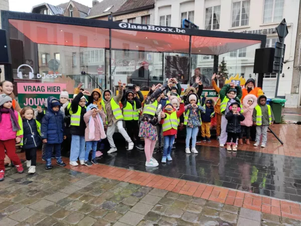 Leerlingen basisschool futura dansten met hun talenten aan het glazen huis