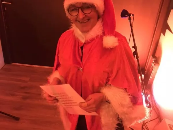 Linda (bekend van TikTok) rapte in het glazen huis