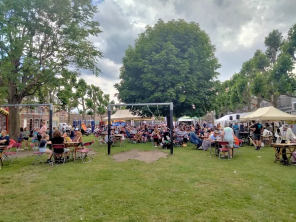 Reckebilck 2025: gezellig buurtfeest op het Vander Merschplein in Menen