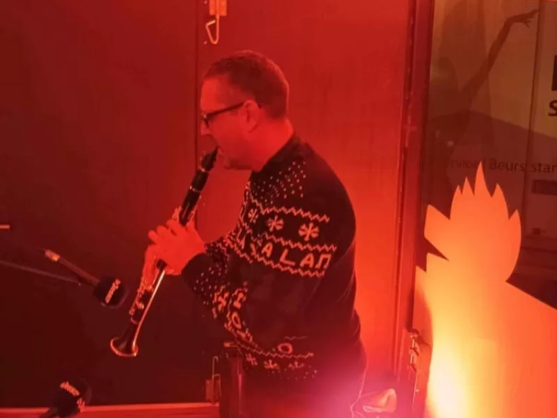 Cedric Roose speelde live klarinet in het glazen huis