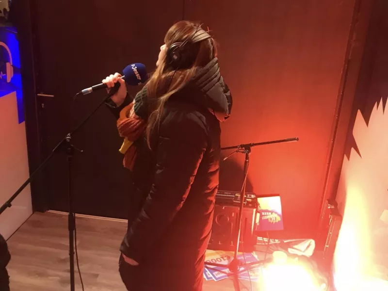 Maak kennis met zangeres Supertonic Strangers