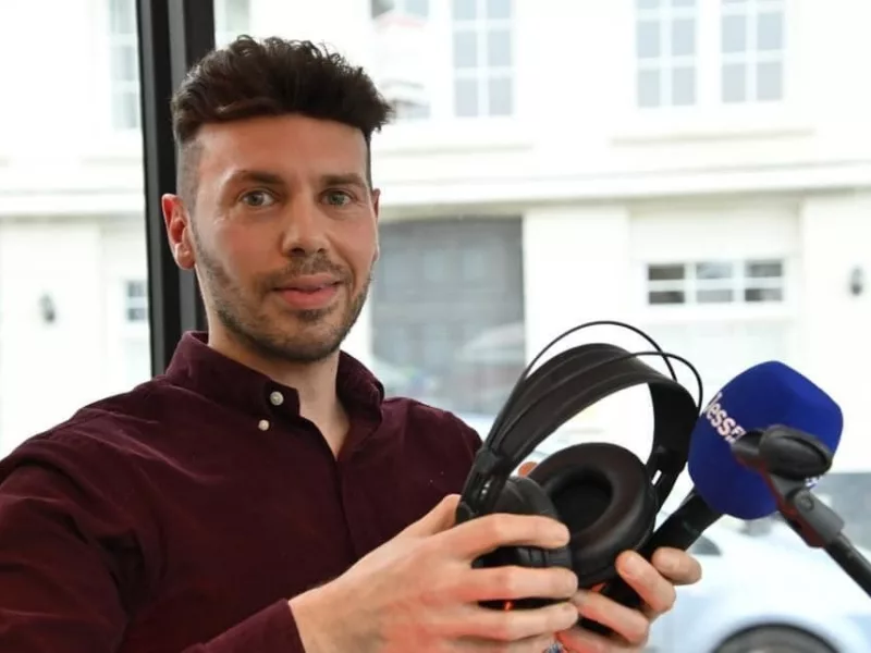Medhi gaf voor het eerst in 3 jaar live optreden in glazen huis