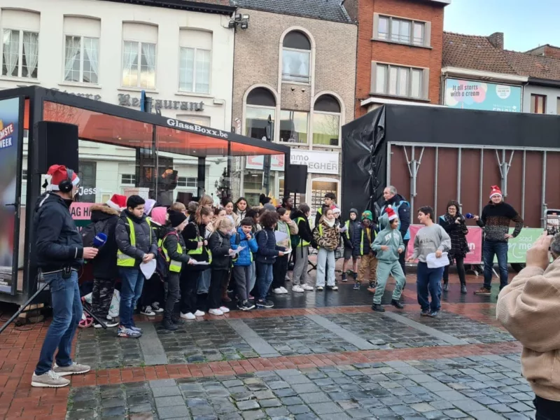 Leerlingen De Kleine Prins brachten kinderrechtenrap bij het glazen huis