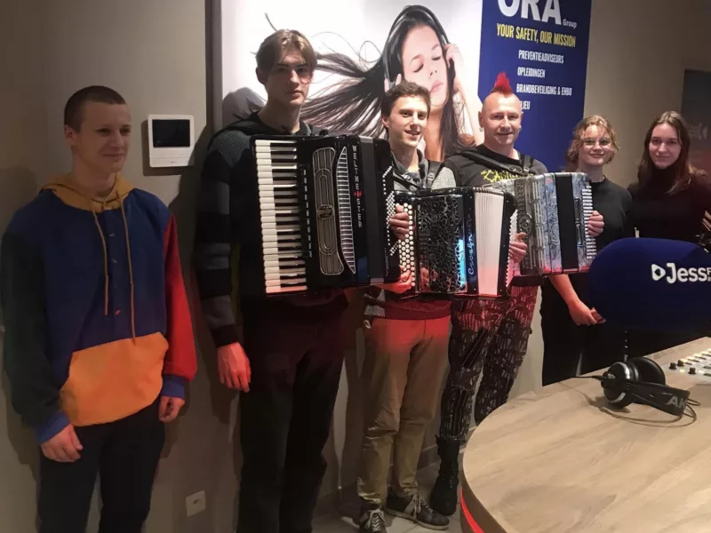 Accordeonisten boven in De Academie (aflevering november)