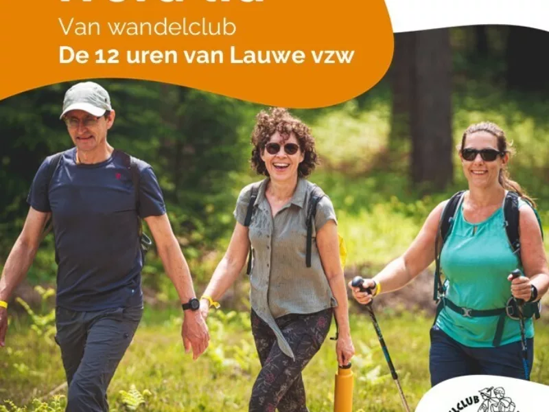 Sportbabbel met bestuur wandelclub 12 uren van Lauwe