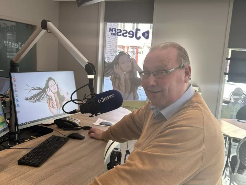 EDB: "Protest tegen aanvraag voor de bouw van twee stallen voor 60.000 slachtkippen in de Peperstraat op Ter Hand in Geluwe"