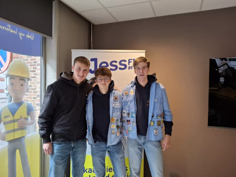 3 jongeren met als opdracht : maak promotie voor jouw jeugdfuif