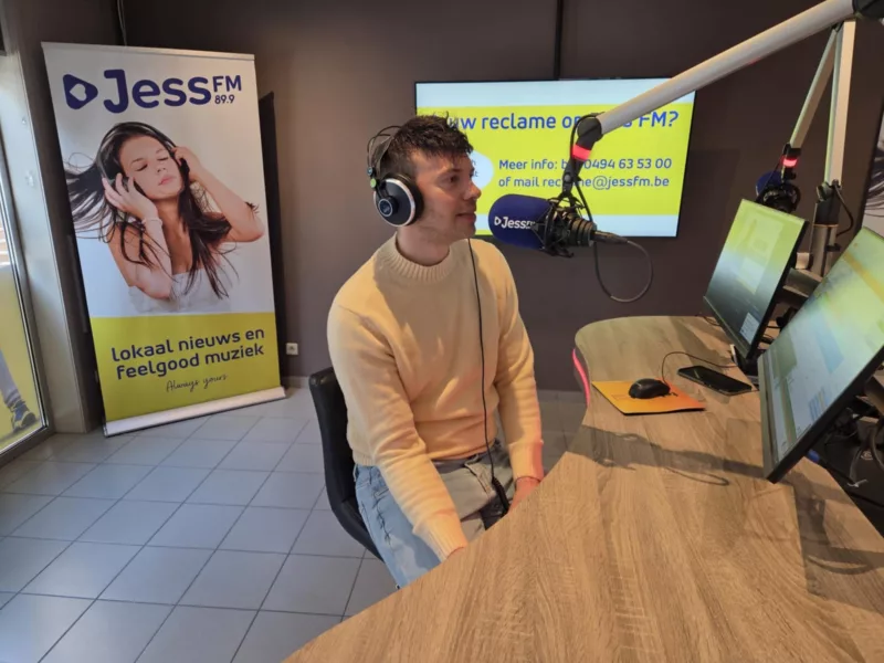 Mehdi stelt nieuwe single 'Laura' voor bij Jess FM