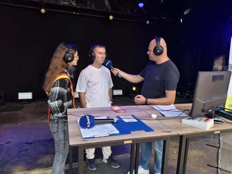 Dominiek Druart: "Slimste feequiz van Wervik vervangt het tabaksrollen tijdens tabaksfeeverkiezing"