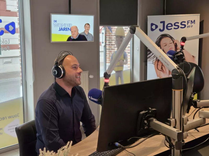 Zanger Mike Dhélano te gast in De Wonderjaren